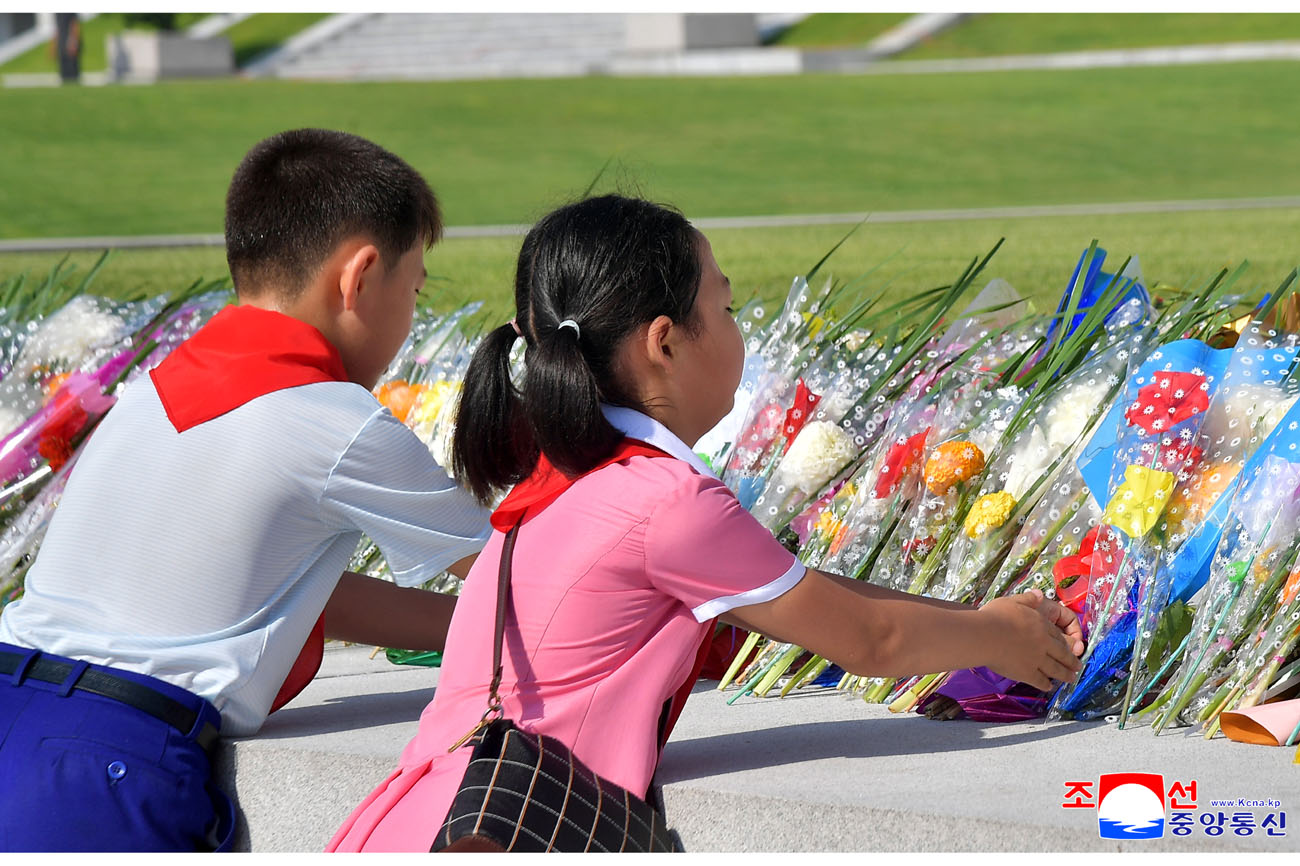 Floral tribute paid to great leaders Kim Il Sung and Kim Jong Il