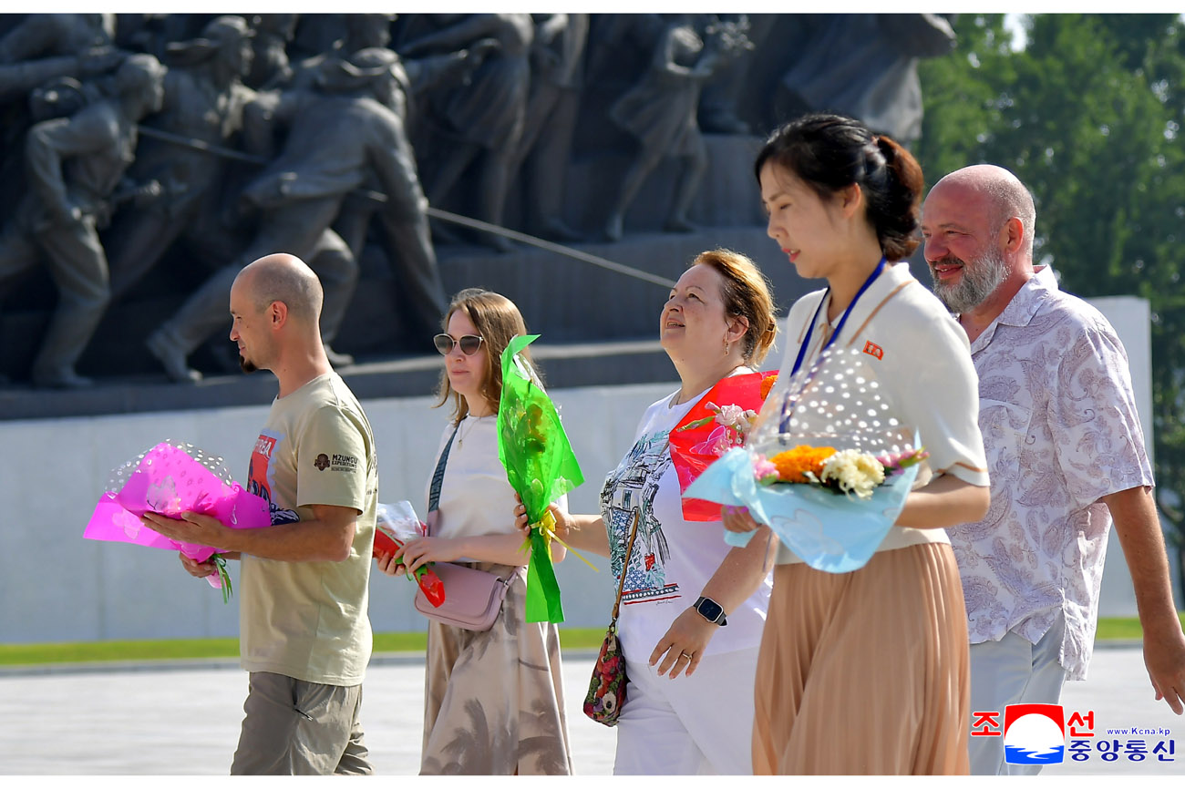 Floral tribute paid to great leaders Kim Il Sung and Kim Jong Il