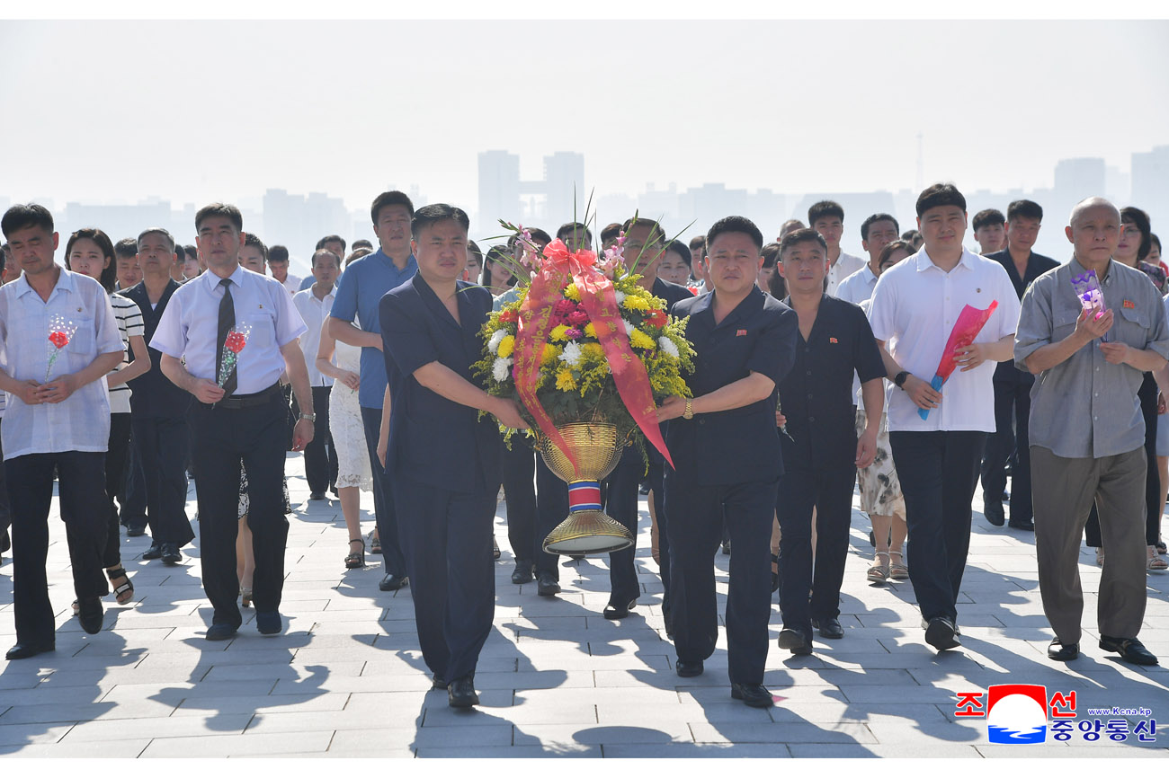 Floral tribute paid to great leaders Kim Il Sung and Kim Jong Il