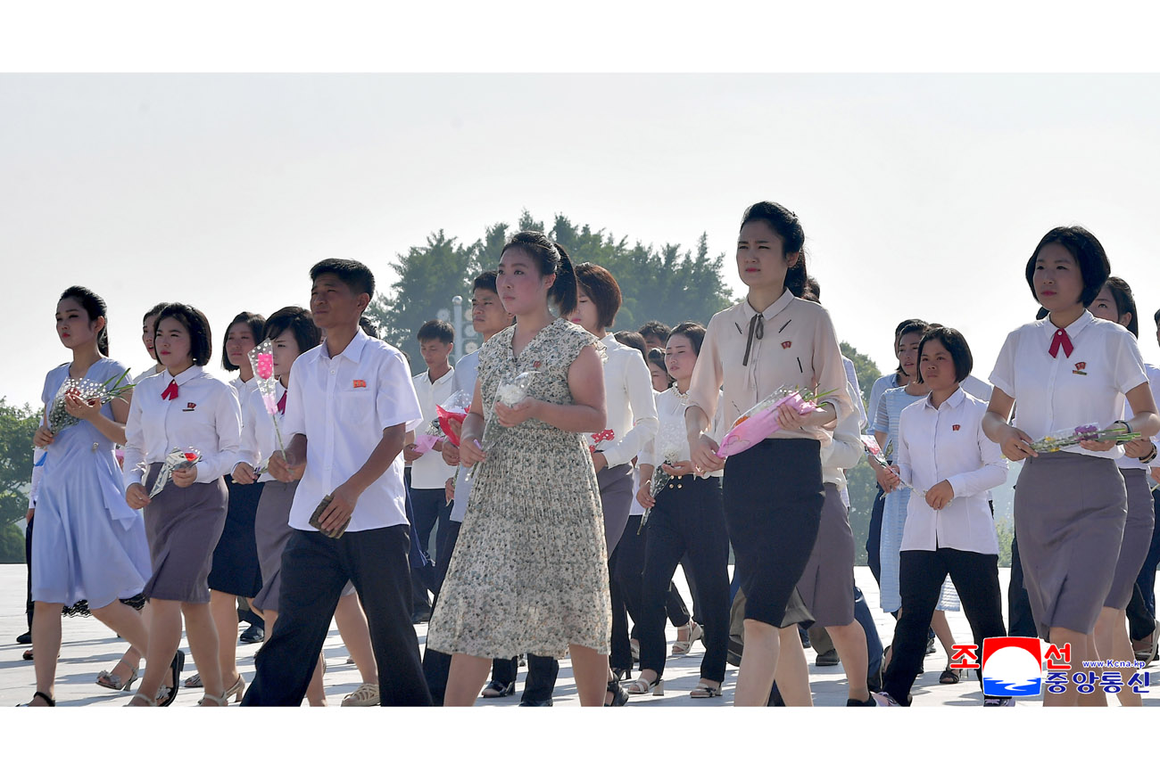 Floral tribute paid to great leaders Kim Il Sung and Kim Jong Il