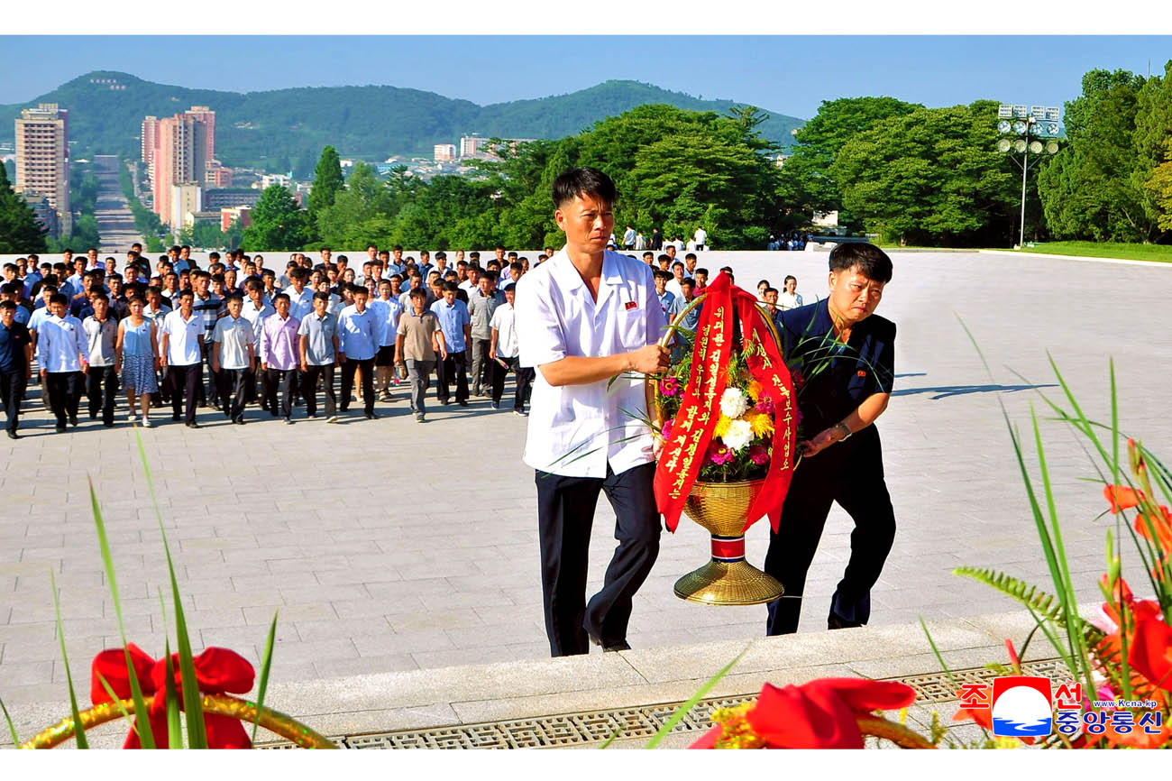 Floral tribute paid to great leaders Kim Il Sung and Kim Jong Il