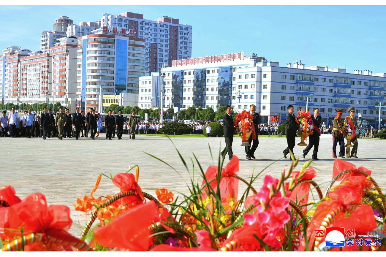 Floral tribute paid to great leaders Kim Il Sung and Kim Jong Il