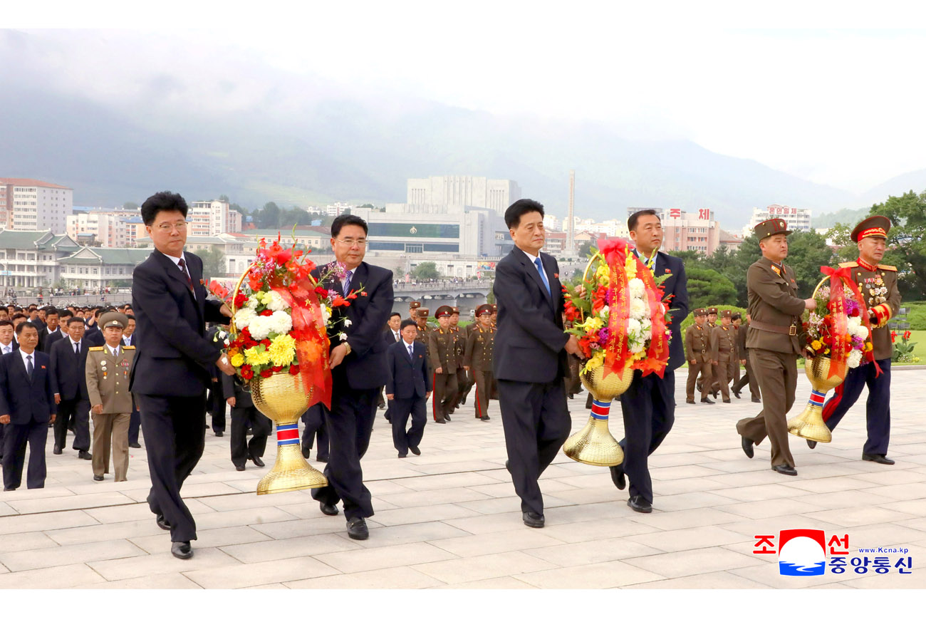 Floral tribute paid to great leaders Kim Il Sung and Kim Jong Il