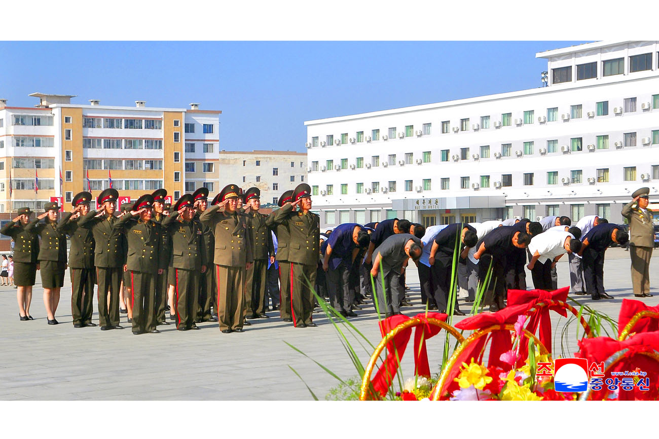 Floral tribute paid to great leaders Kim Il Sung and Kim Jong Il