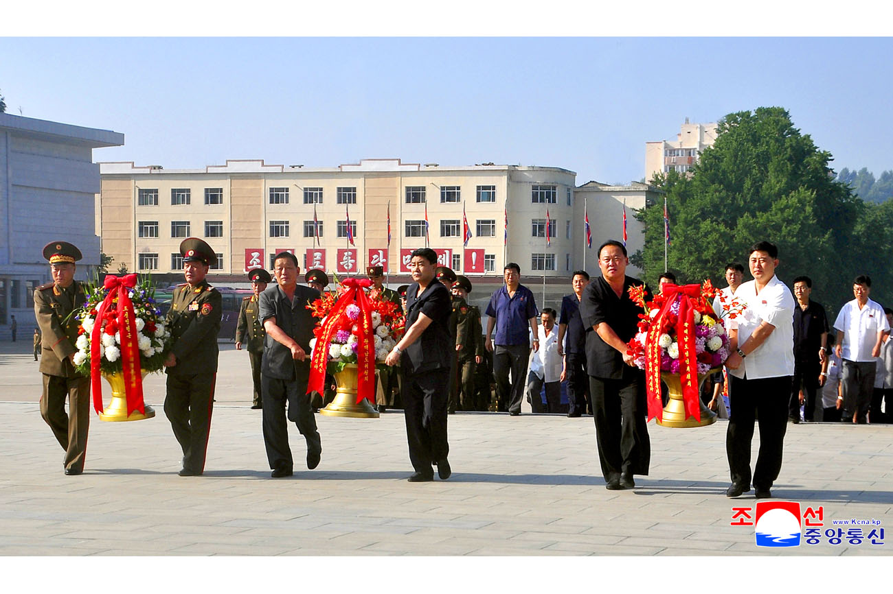 Floral tribute paid to great leaders Kim Il Sung and Kim Jong Il