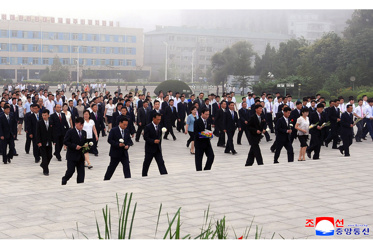 Floral tribute paid to great leaders Kim Il Sung and Kim Jong Il
