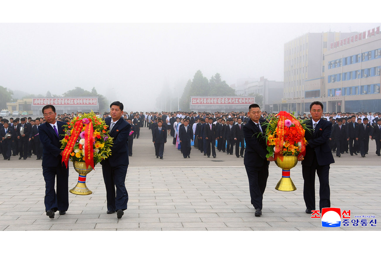 Floral tribute paid to great leaders Kim Il Sung and Kim Jong Il