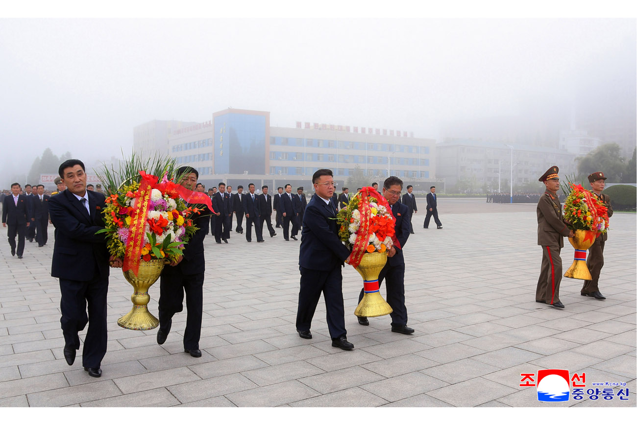 Floral tribute paid to great leaders Kim Il Sung and Kim Jong Il