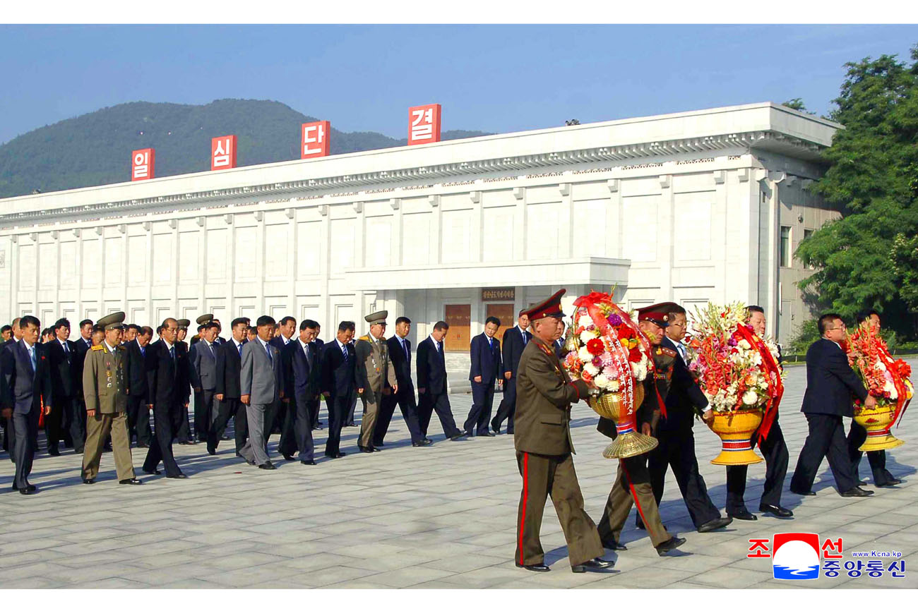 Floral tribute paid to great leaders Kim Il Sung and Kim Jong Il