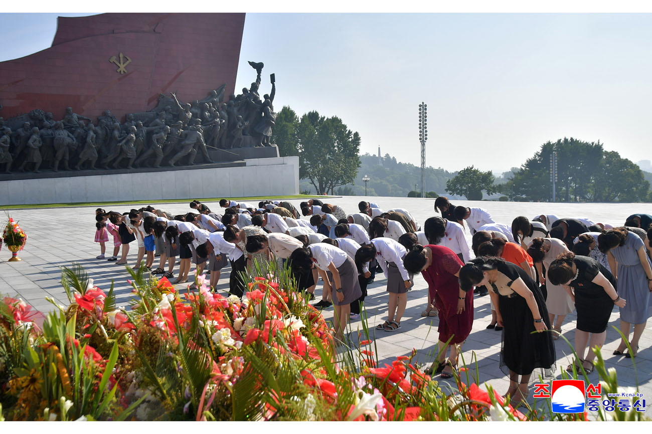 Floral tribute paid to great leaders Kim Il Sung and Kim Jong Il