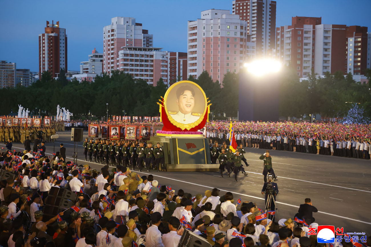 March ceremony of columns of wartime symbolic units held