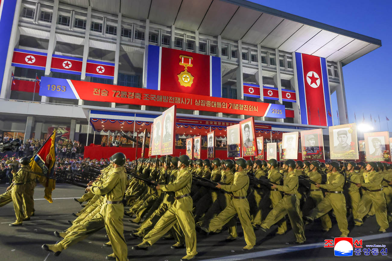 March ceremony of columns of wartime symbolic units held