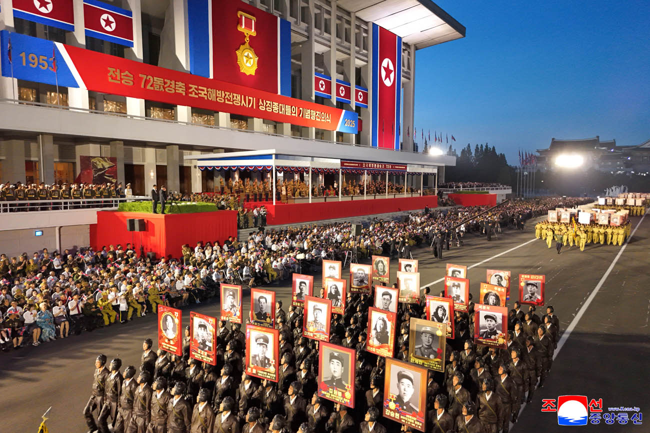 March ceremony of columns of wartime symbolic units held