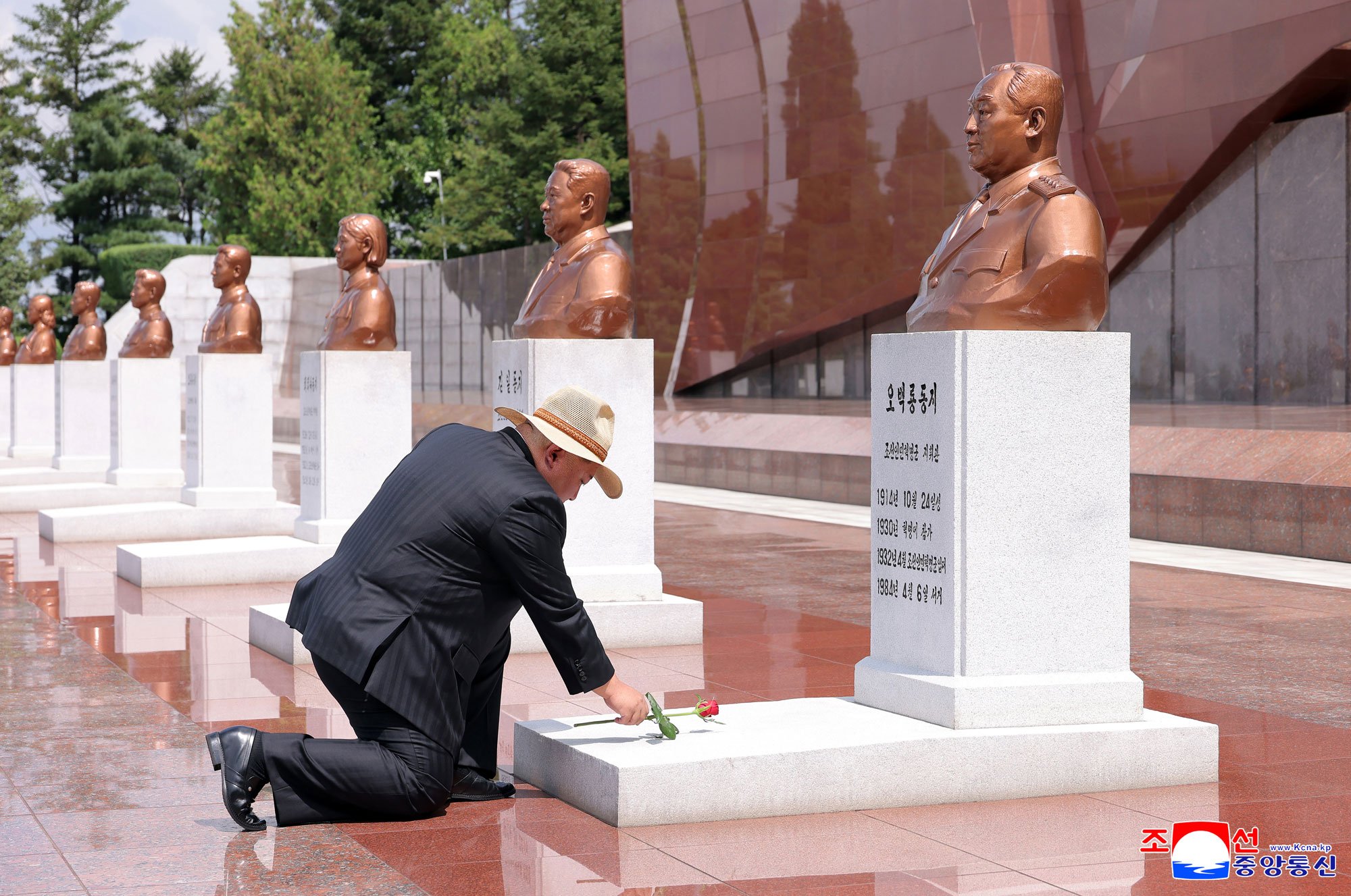 Уважаемый товарищ Ким Чен Ын посетил Тэсонсанское мемориальное кладбище революционеров по случаю 80-летия освобождения Родины