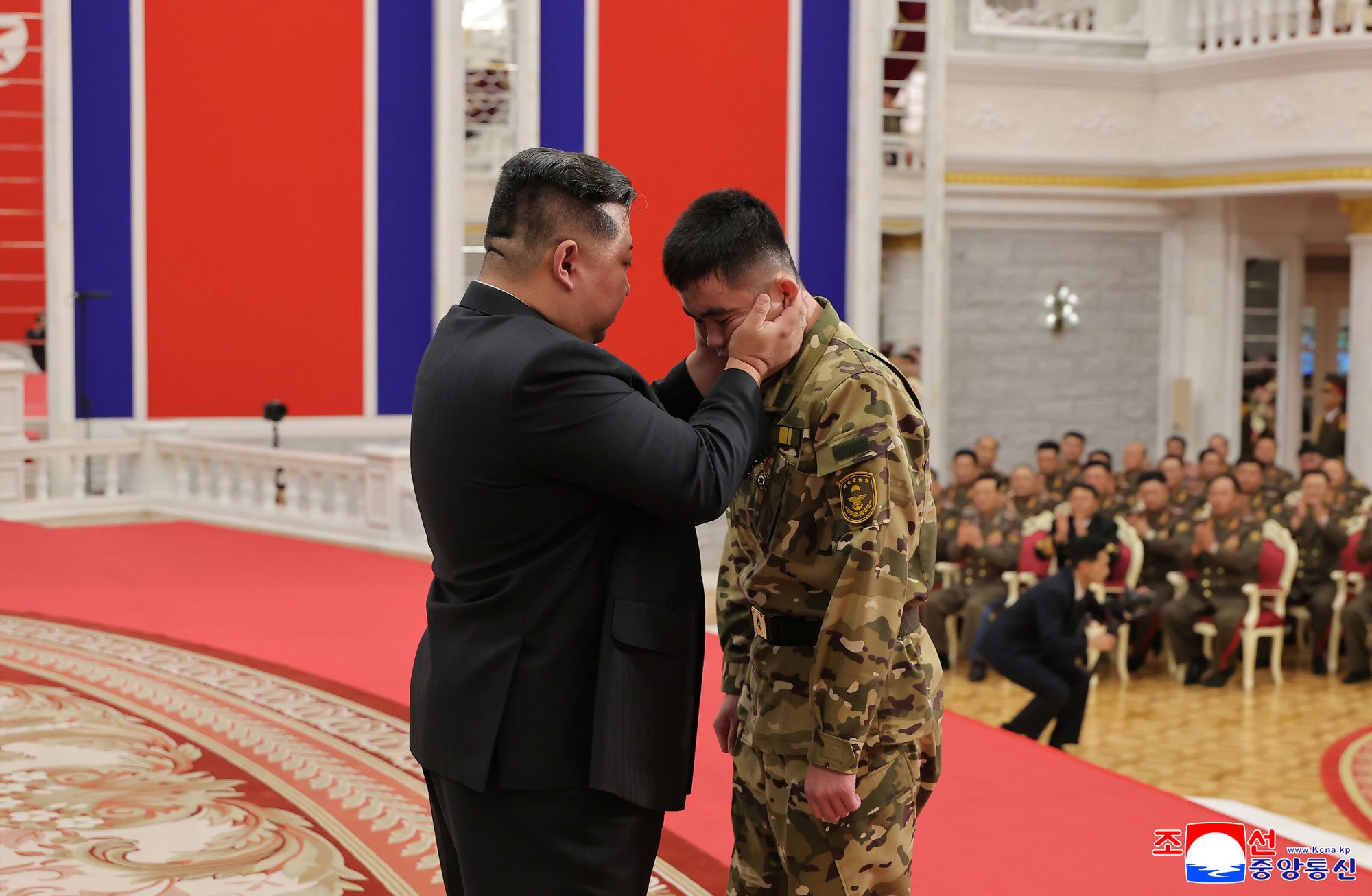 Наивысшая слава представителям великой чести Родины, ее гордым сынамСостоялась церемония вручения госнаград командирам и бойцам зарубежных операционных войск КНА