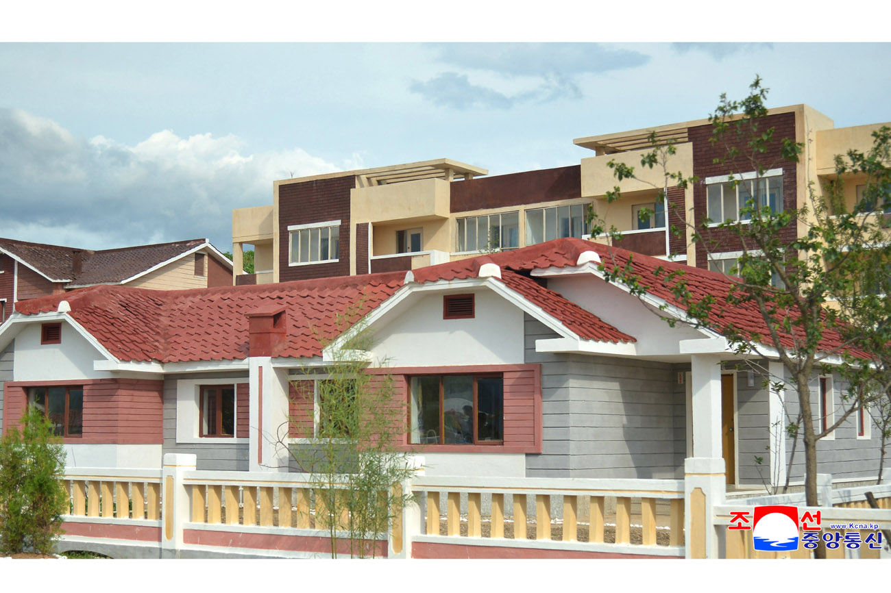 New villages built at Pongjuk and Sunhak farms in Kosong County