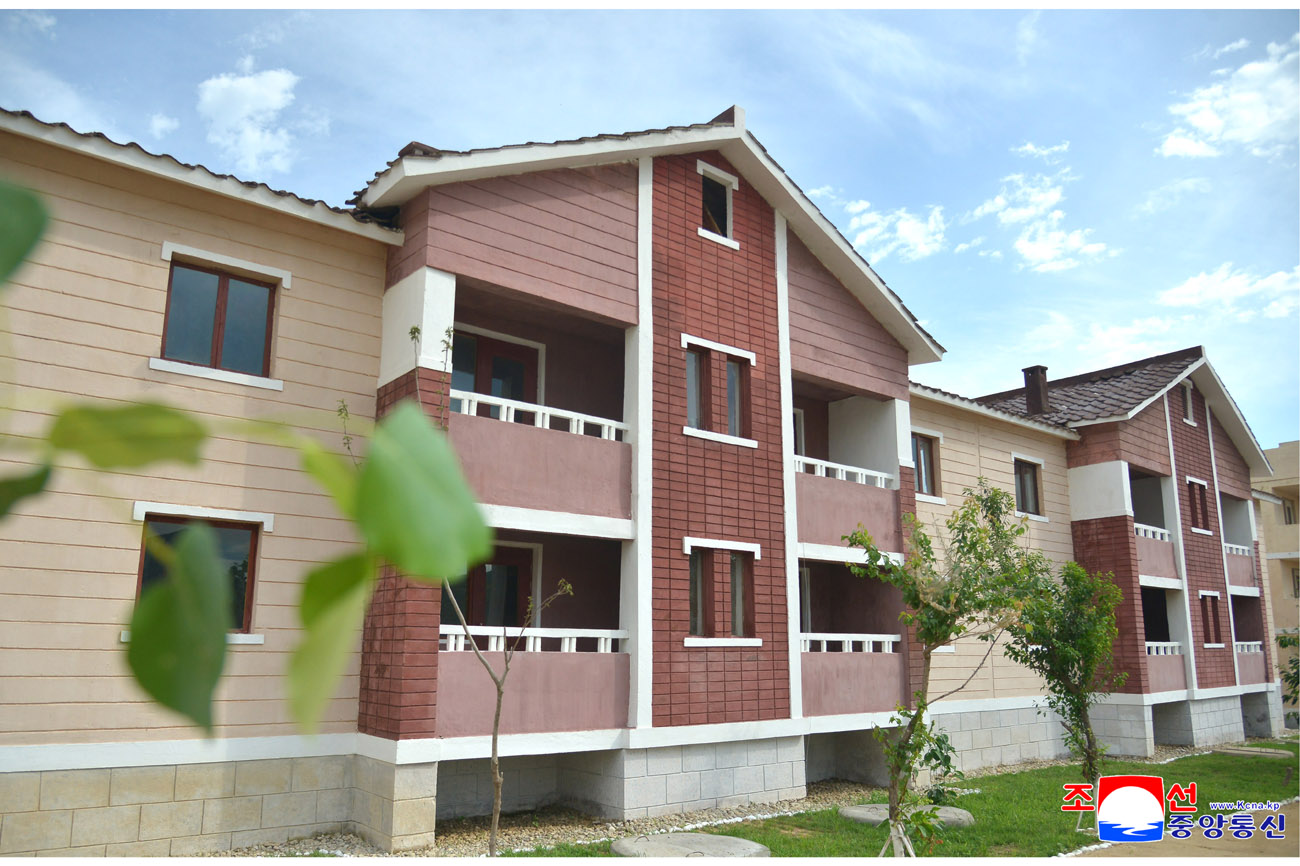 New villages built at Pongjuk and Sunhak farms in Kosong County