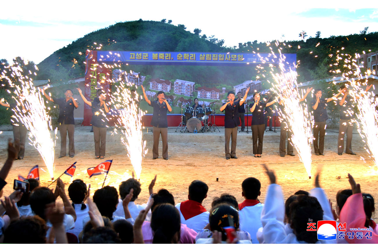 New villages built at Pongjuk and Sunhak farms in Kosong County