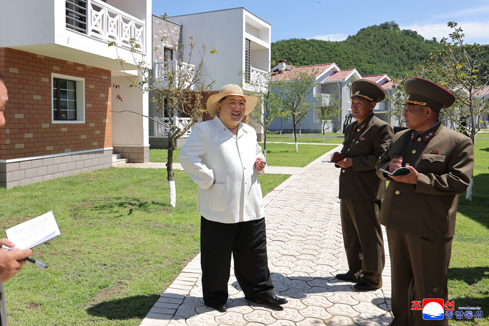 경애하는 김정은동지께서 완공된 락원군바다가양식사업소와 어촌문화주택지구를 돌아보시였다