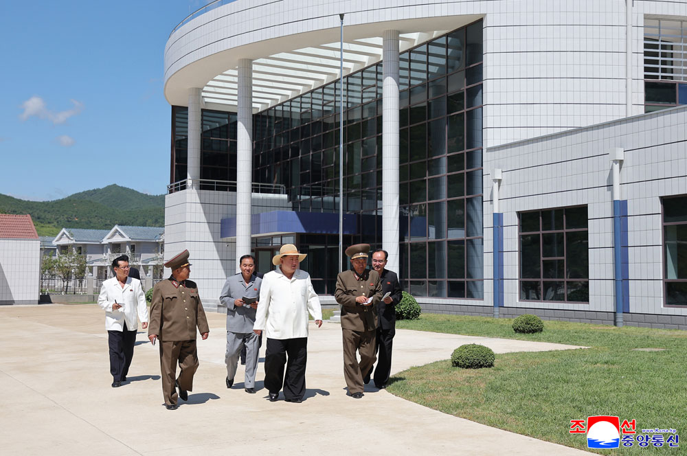 경애하는 김정은동지께서 완공된 락원군바다가양식사업소와 어촌문화주택지구를 돌아보시였다