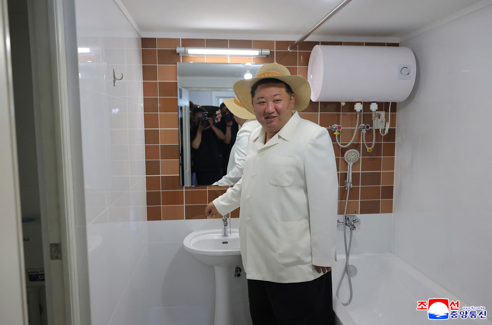 경애하는 김정은동지께서 완공된 락원군바다가양식사업소와 어촌문화주택지구를 돌아보시였다