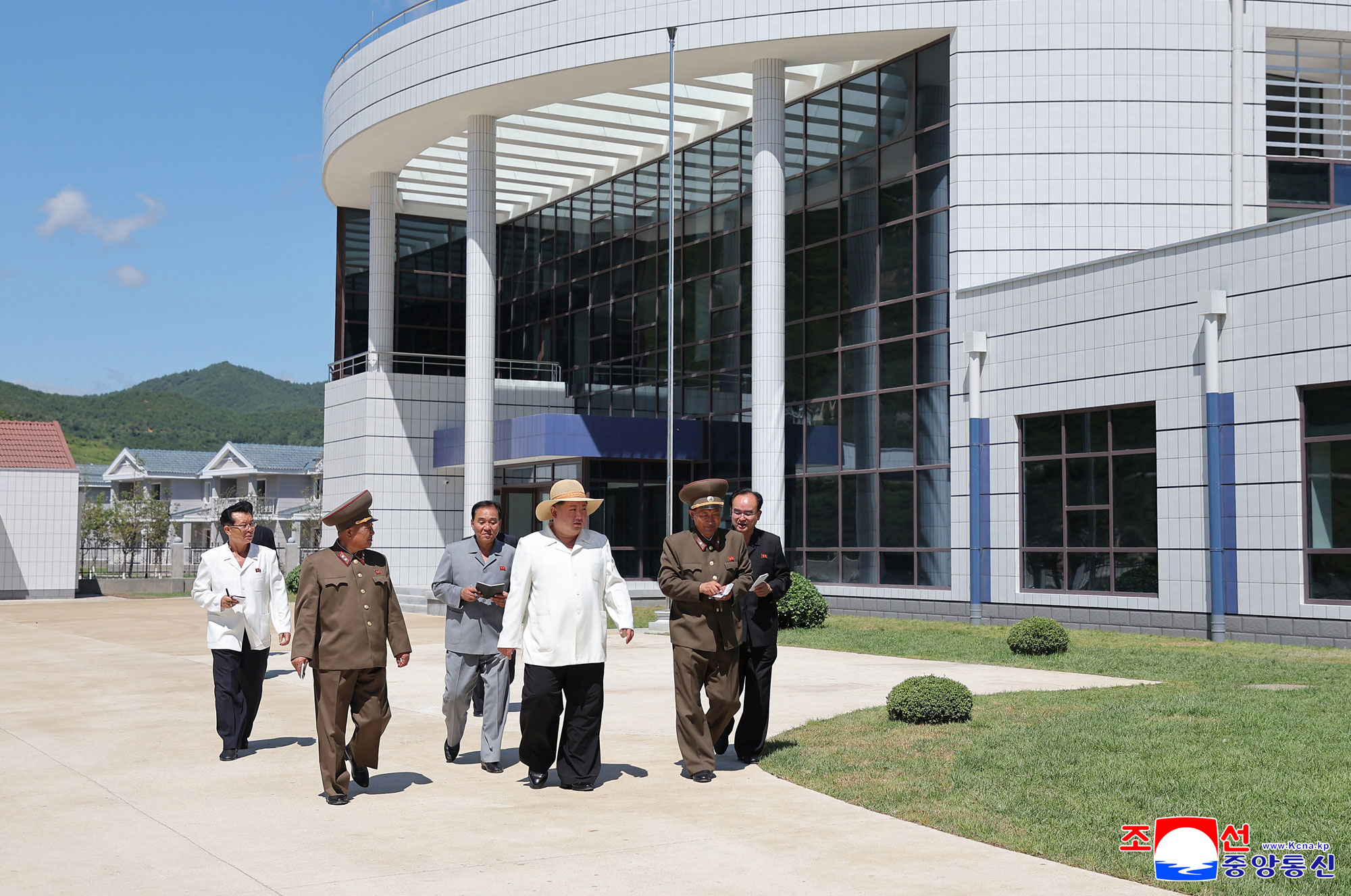 경애하는 김정은동지께서 완공된 락원군바다가양식사업소와 어촌문화주택지구를 돌아보시였다