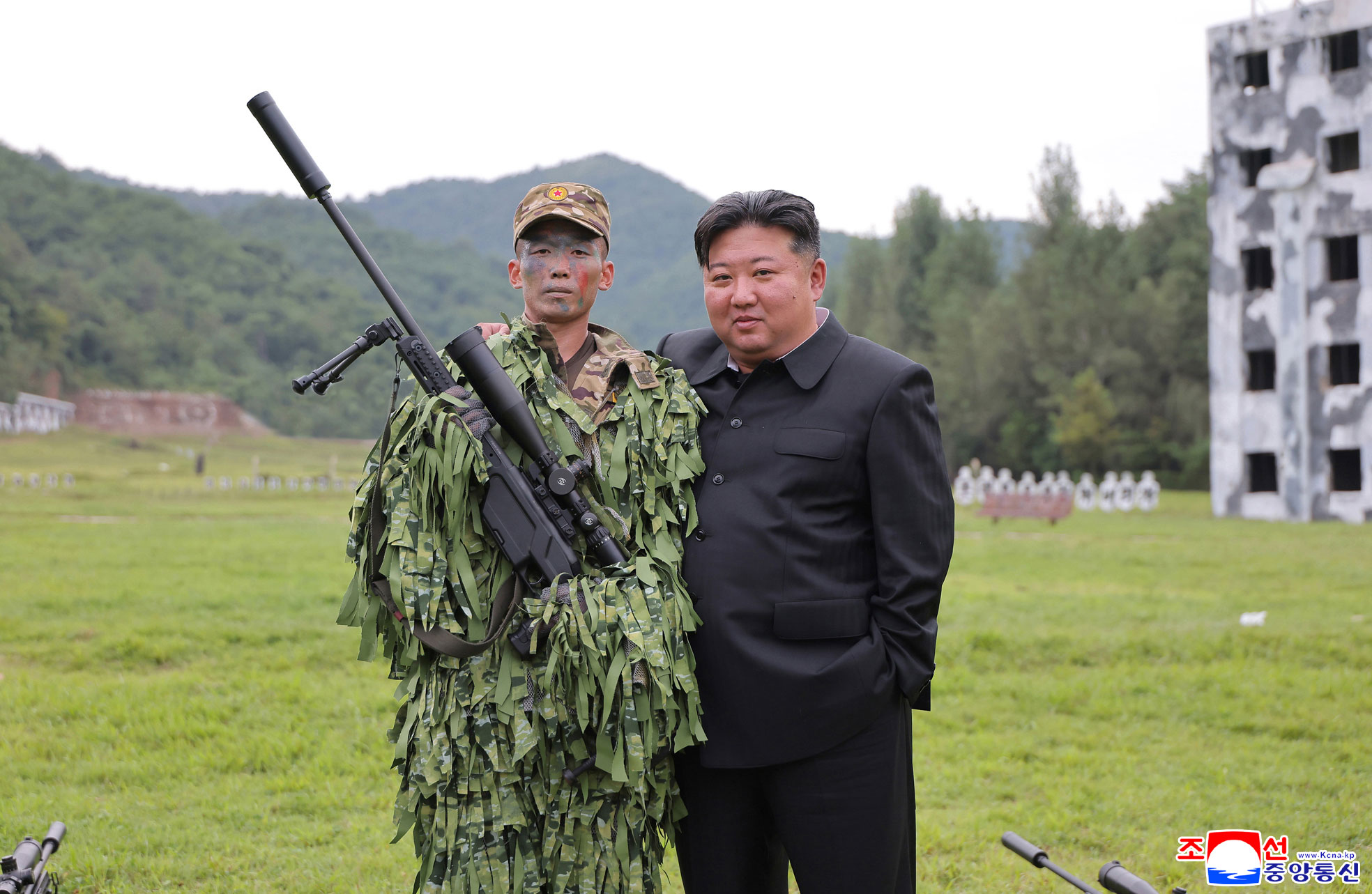 敬爱的金正恩同志访问朝鲜人民军总参谋部直属特种作战训练基地，了解军人训练情况