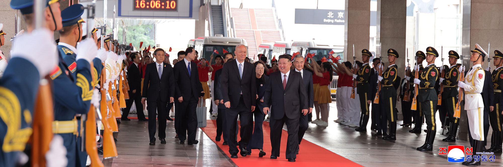 Kim Jong Un,
 Generalsekretär der Partei der Arbeit Koreas und Vorsitzender für 
Staatsangelegenheiten der DVR Korea, kam in Beijing, Hauptstadt der 
Volksrepublik China, an