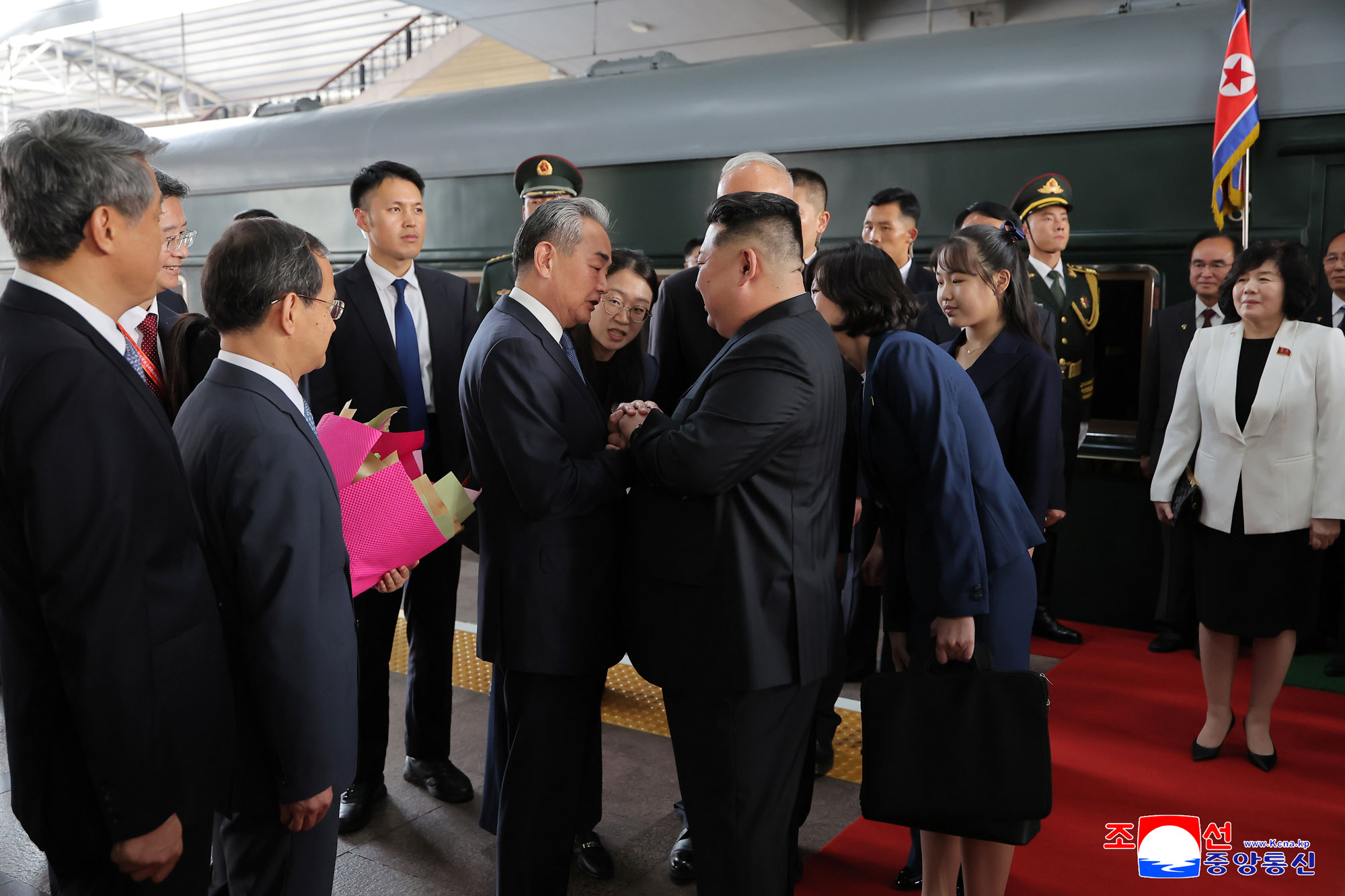 Kim Jong Un,
 Generalsekretär der Partei der Arbeit Koreas und Vorsitzender für 
Staatsangelegenheiten der DVR Korea, kam in Beijing, Hauptstadt der 
Volksrepublik China, an