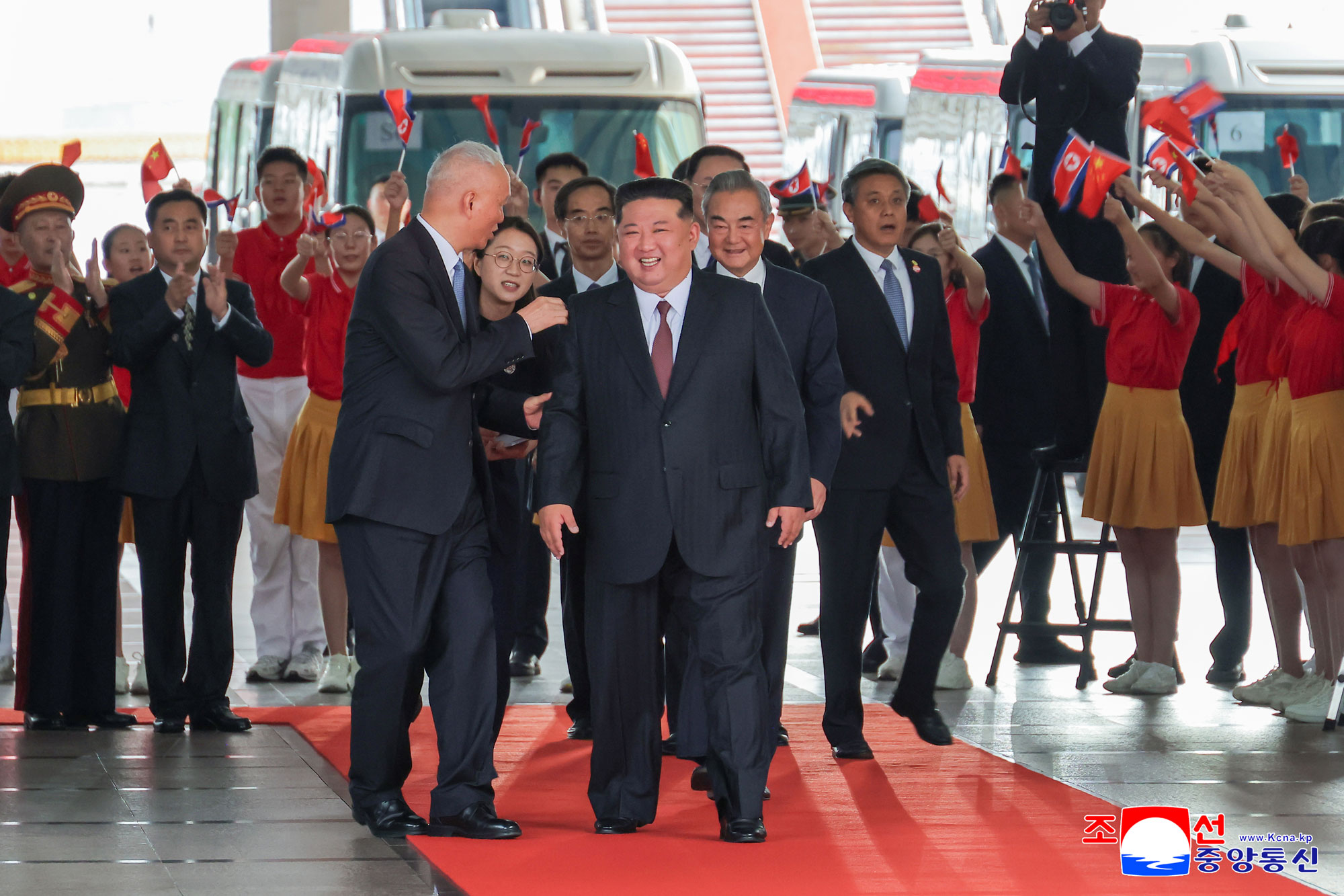 Kim Jong Un,
 Generalsekretär der Partei der Arbeit Koreas und Vorsitzender für 
Staatsangelegenheiten der DVR Korea, kam in Beijing, Hauptstadt der 
Volksrepublik China, an
