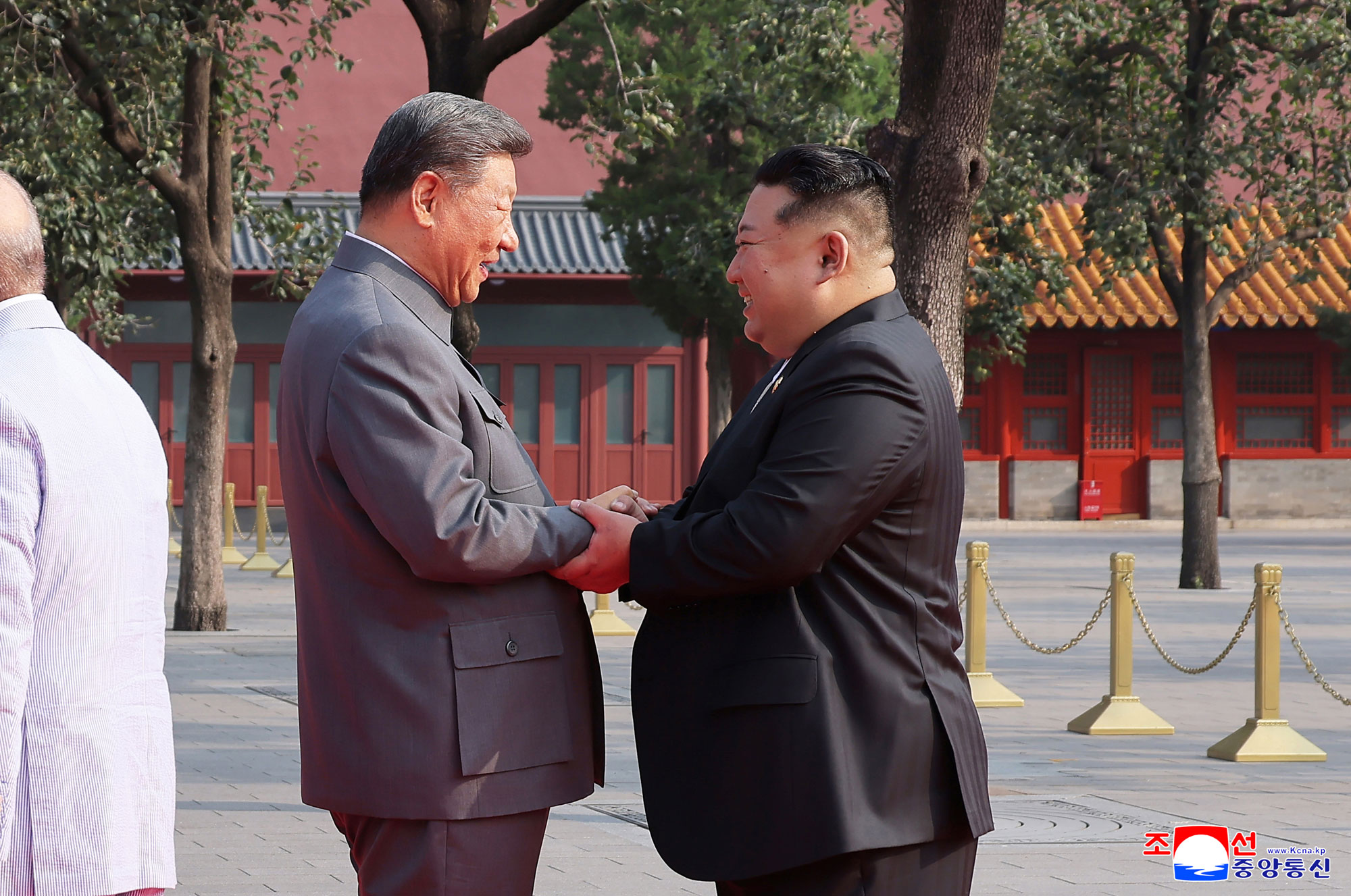 조선로동당 총비서이시며 조선민주주의인민공화국 국무위원장이신 경애하는 김정은동지께서 중국인민항일전쟁 및 세계반파쑈전쟁승리 80돐 기념행사에 참석하시였다