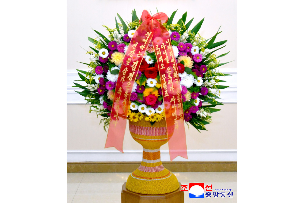 Respected Comrade Kim Jong Un receives floral basket from co-presidents of Nicaragua