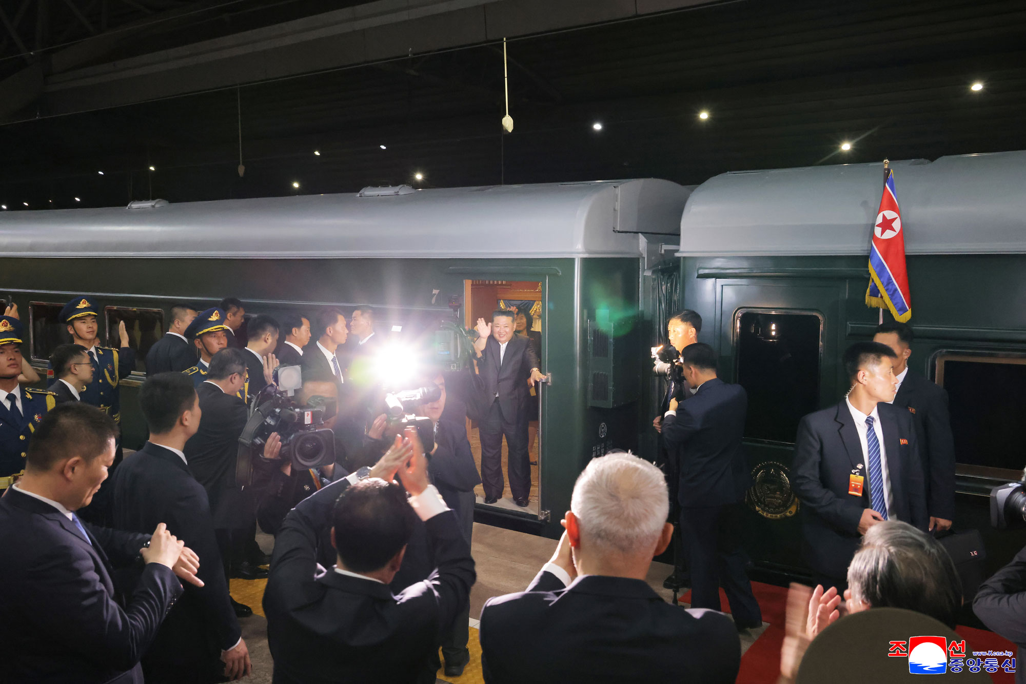 Le respecté camarade Kim Jong Un se met sur le chemin du retour après sa visite de la RPC