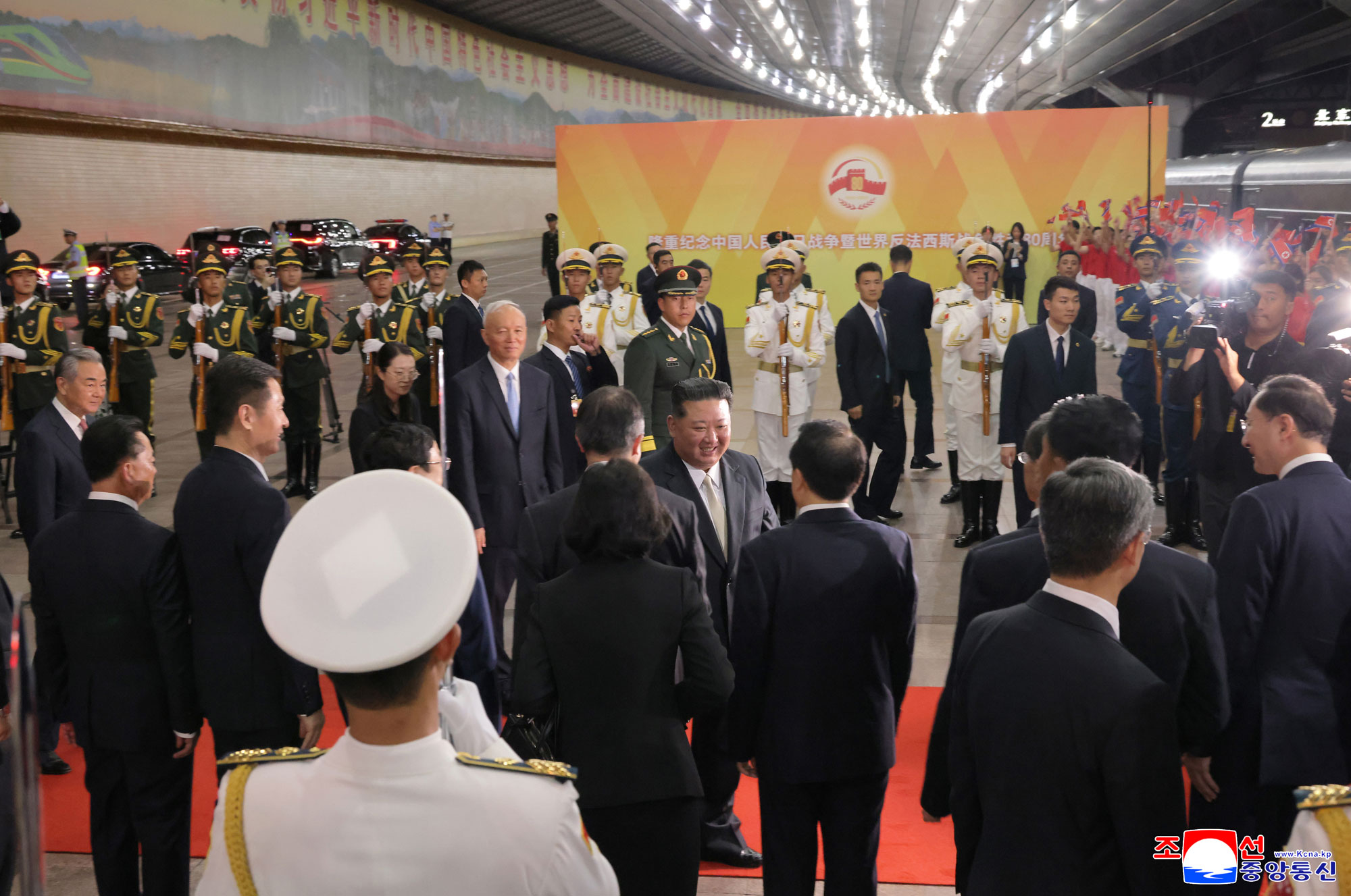 Le respecté camarade Kim Jong Un se met sur le chemin du retour après sa visite de la RPC