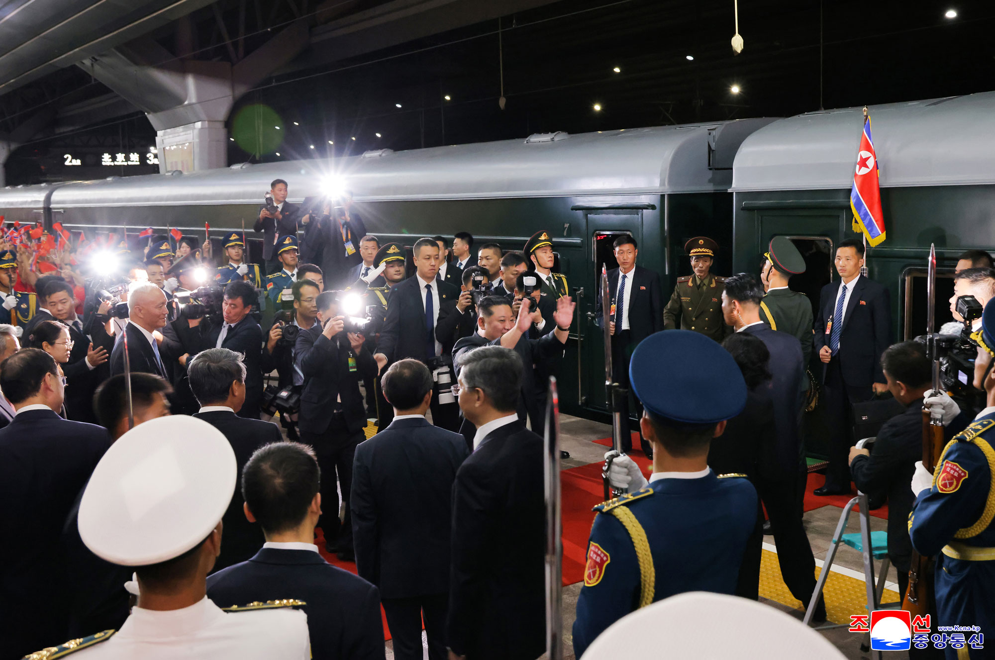Le respecté camarade Kim Jong Un se met sur le chemin du retour après sa visite de la RPC