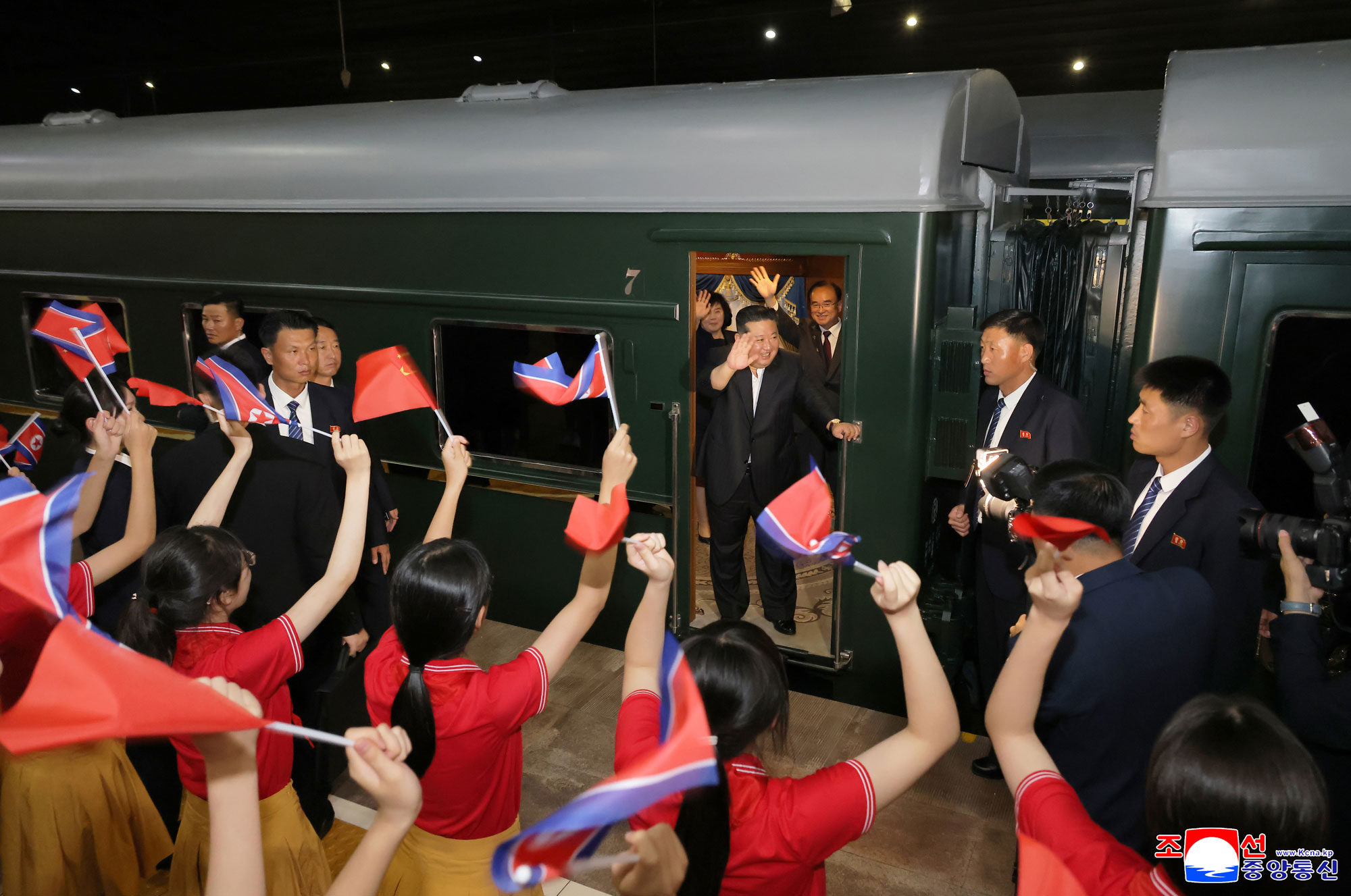 Le respecté camarade Kim Jong Un se met sur le chemin du retour après sa visite de la RPC