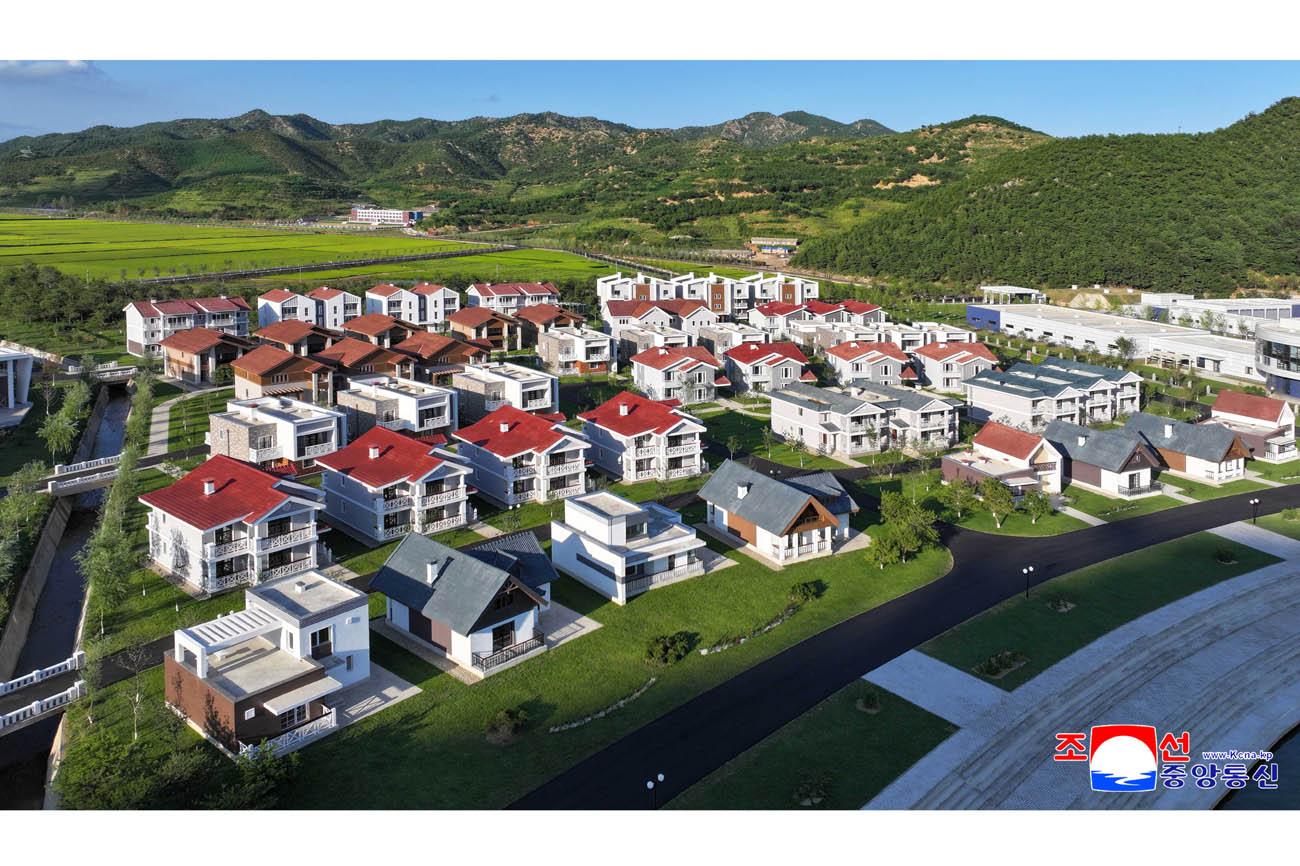 People move into new houses in modern fishing-village residential district
