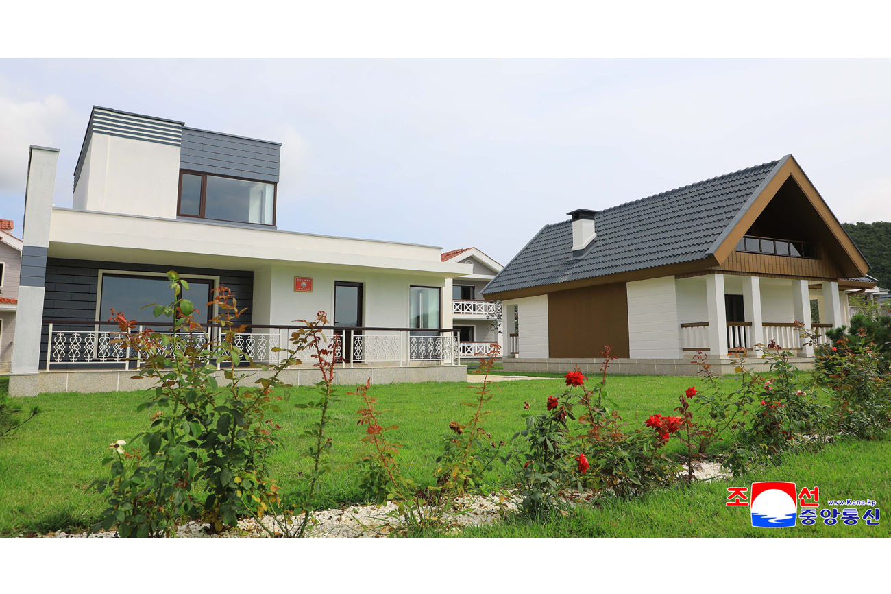 People move into new houses in modern fishing-village residential district