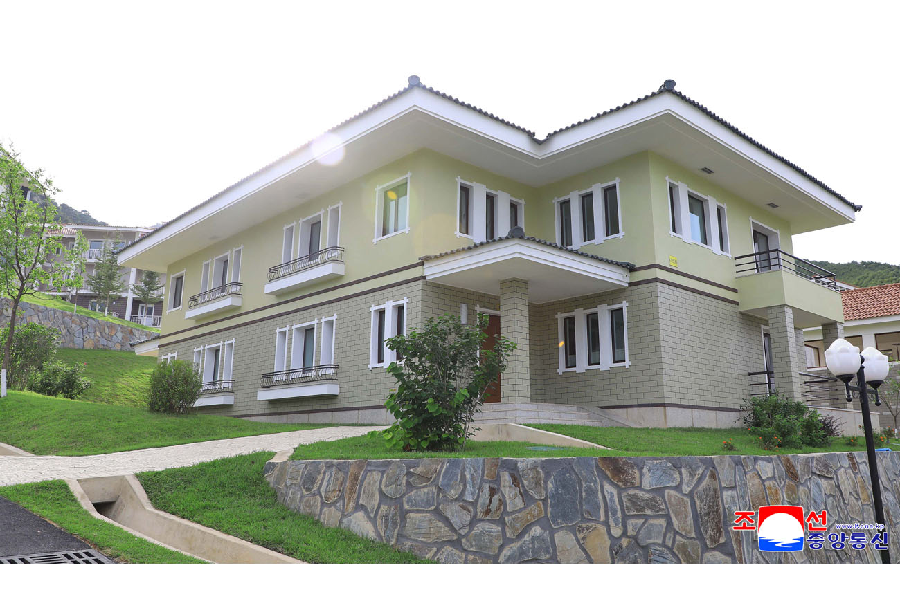 People move into new houses in modern fishing-village residential district