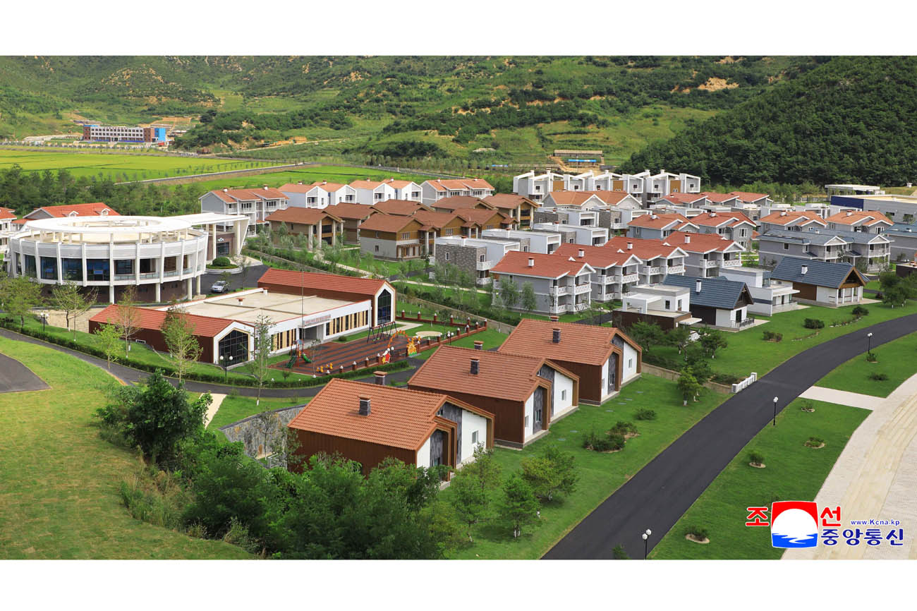 People move into new houses in modern fishing-village residential district