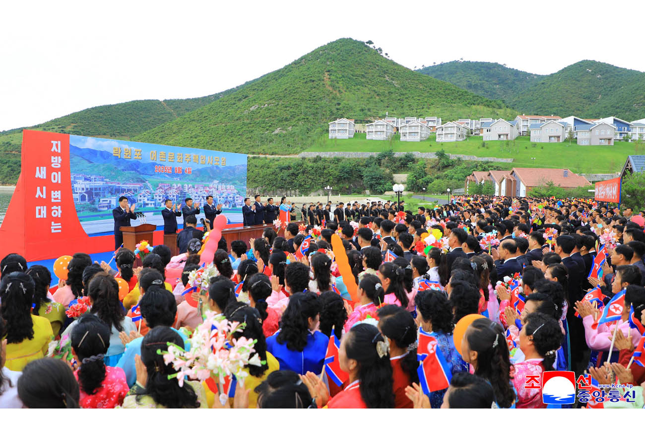 People move into new houses in modern fishing-village residential district