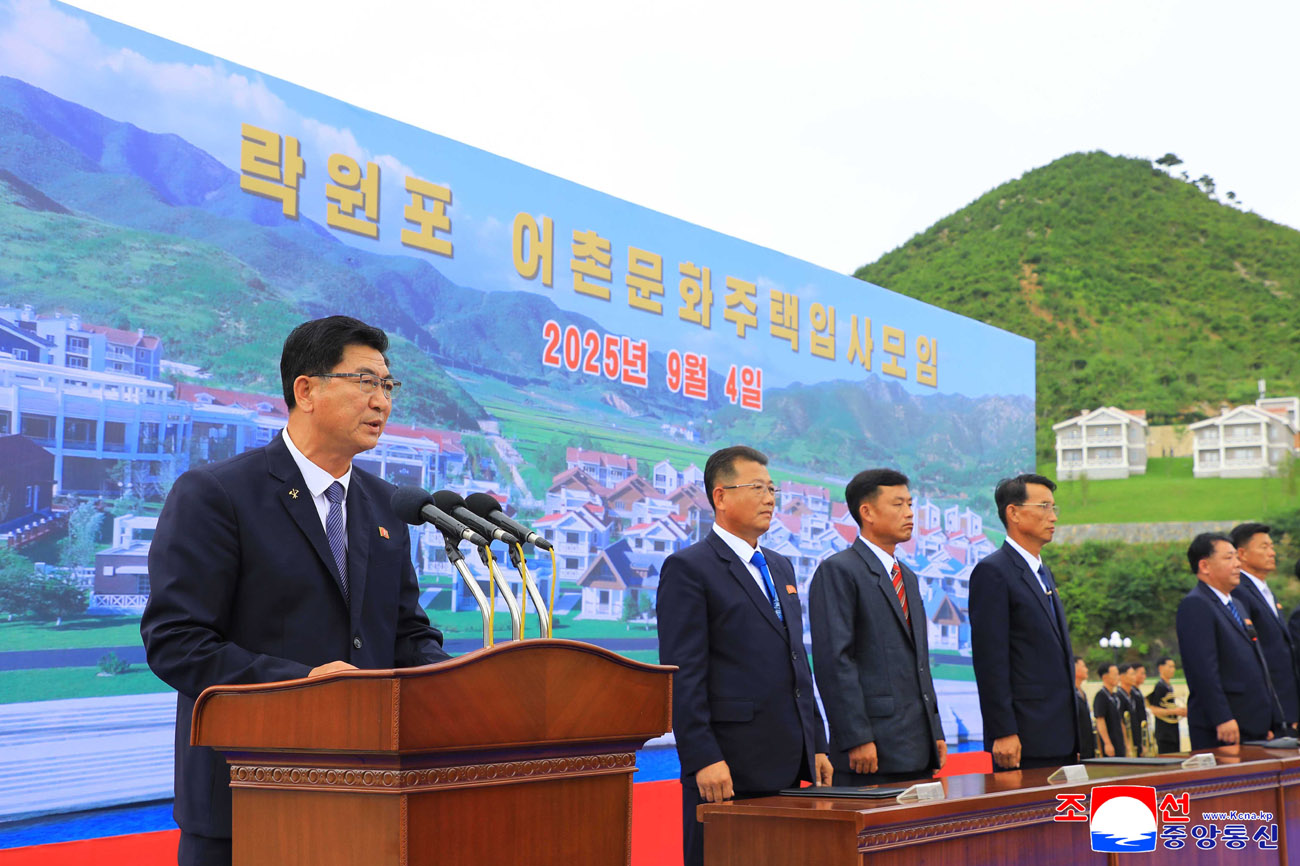 People move into new houses in modern fishing-village residential district