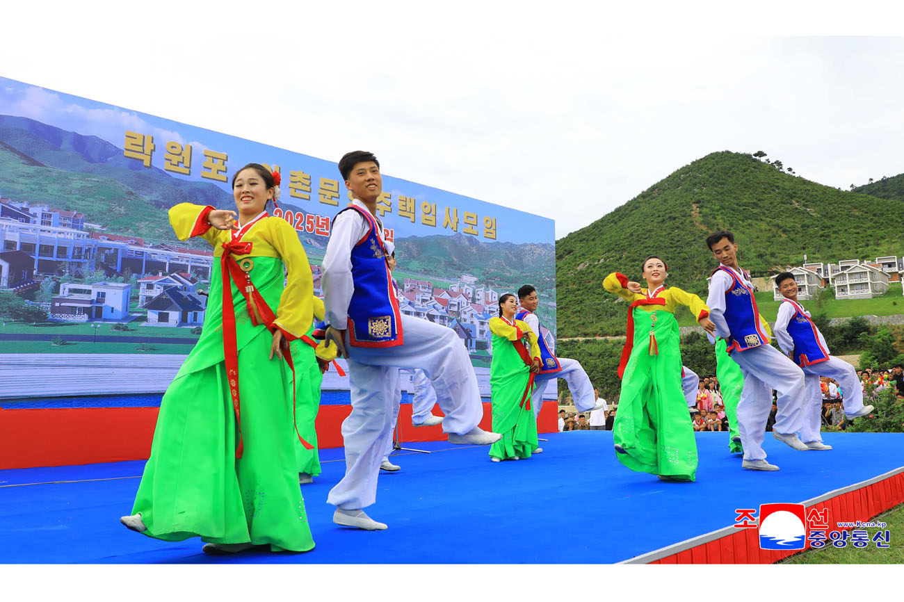 People move into new houses in modern fishing-village residential district