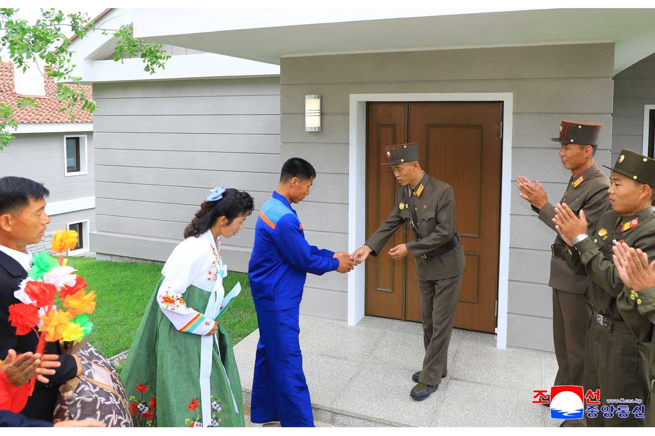 People move into new houses in modern fishing-village residential district