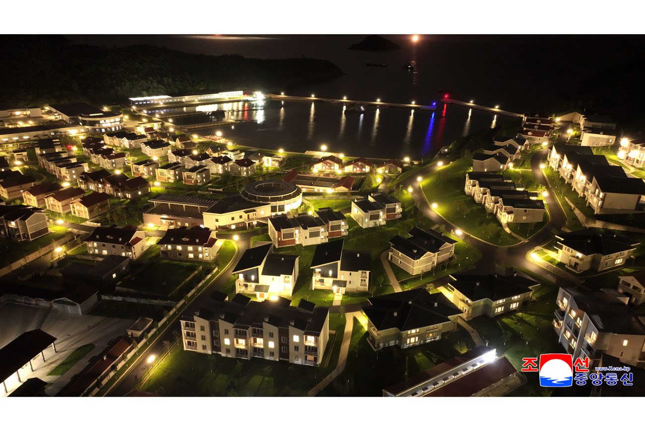 People move into new houses in modern fishing-village residential district