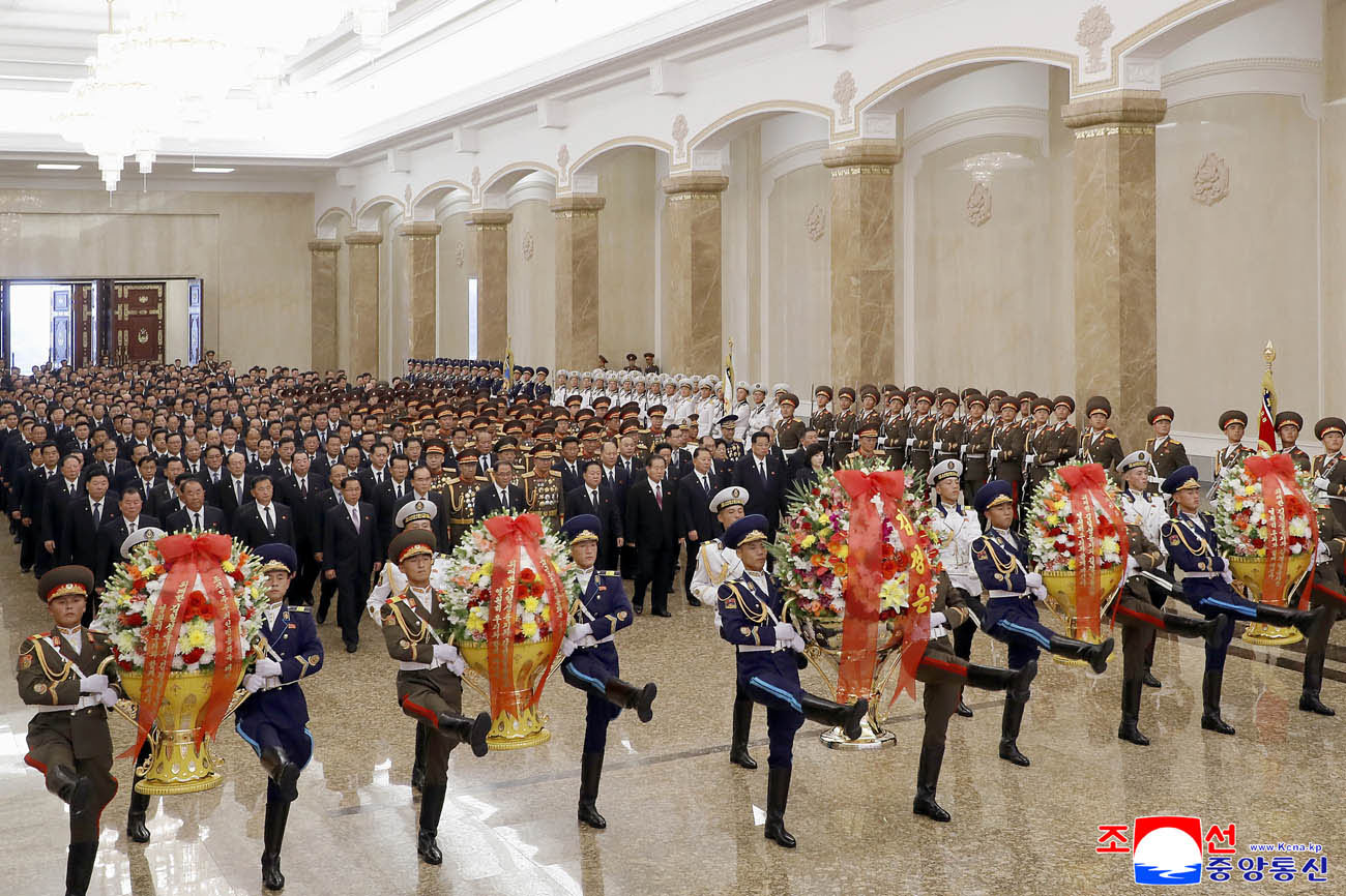 Senior Party and government officials visit Kumsusan Palace of Sun