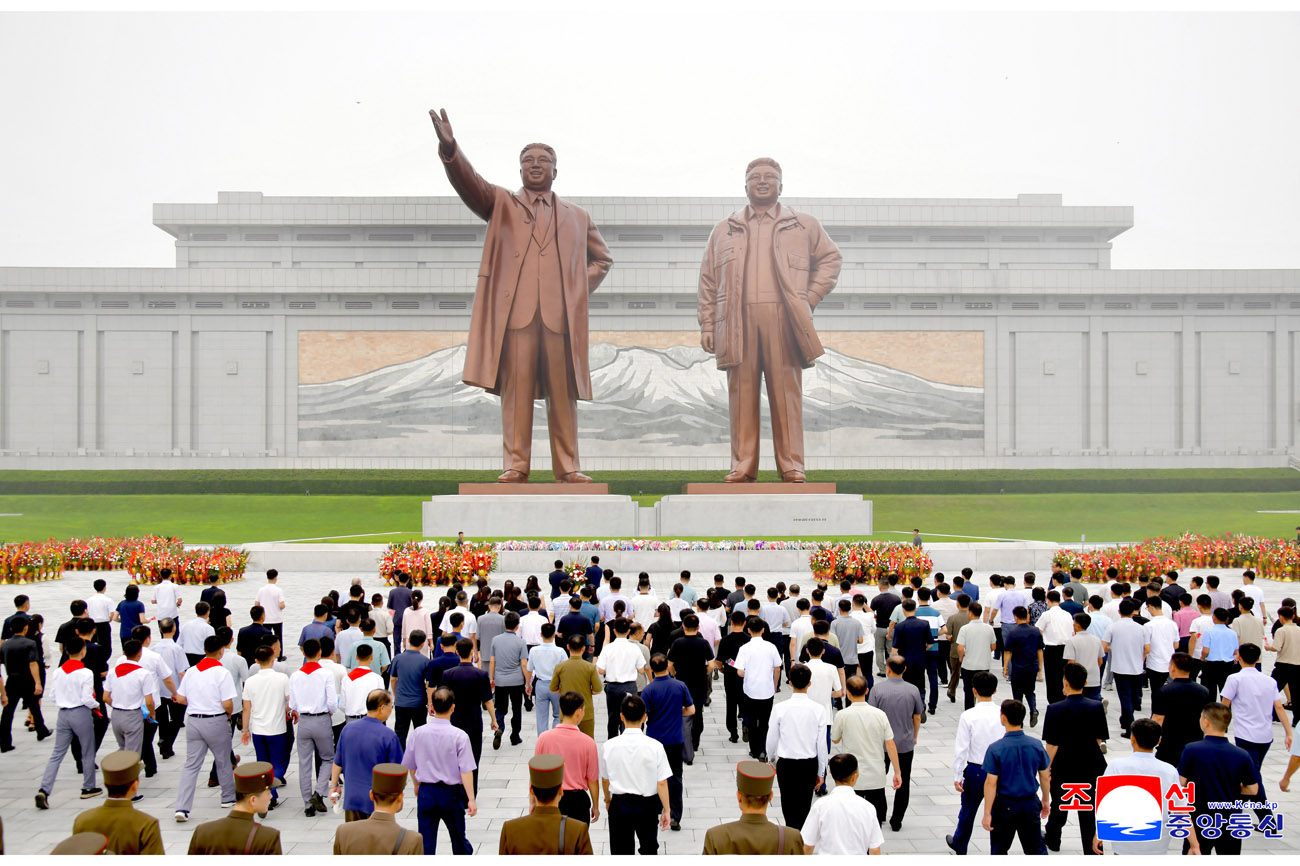 Floral tribute paid to great leaders Kim Il Sung and Kim Jong Il