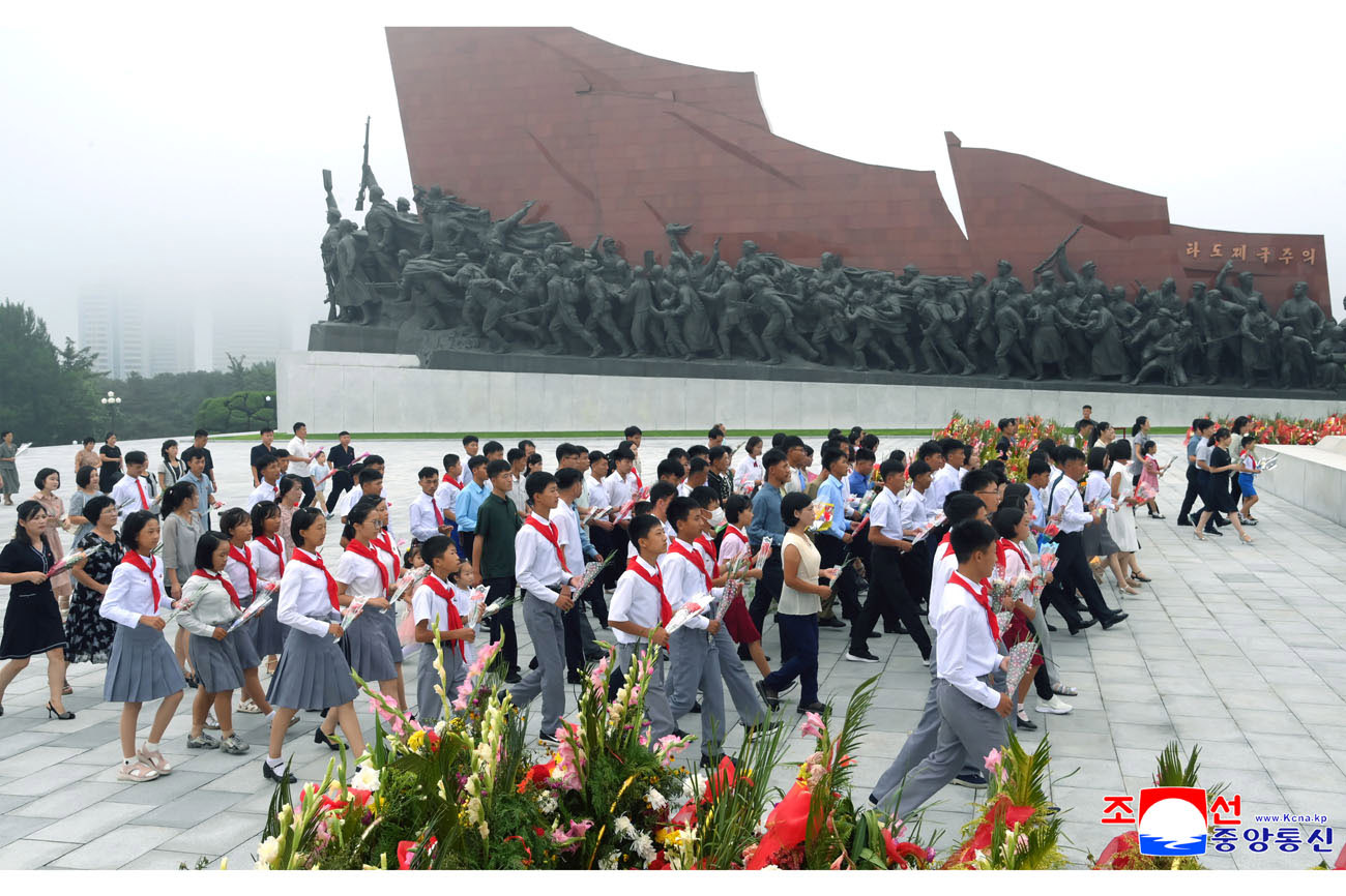 Floral tribute paid to great leaders Kim Il Sung and Kim Jong Il