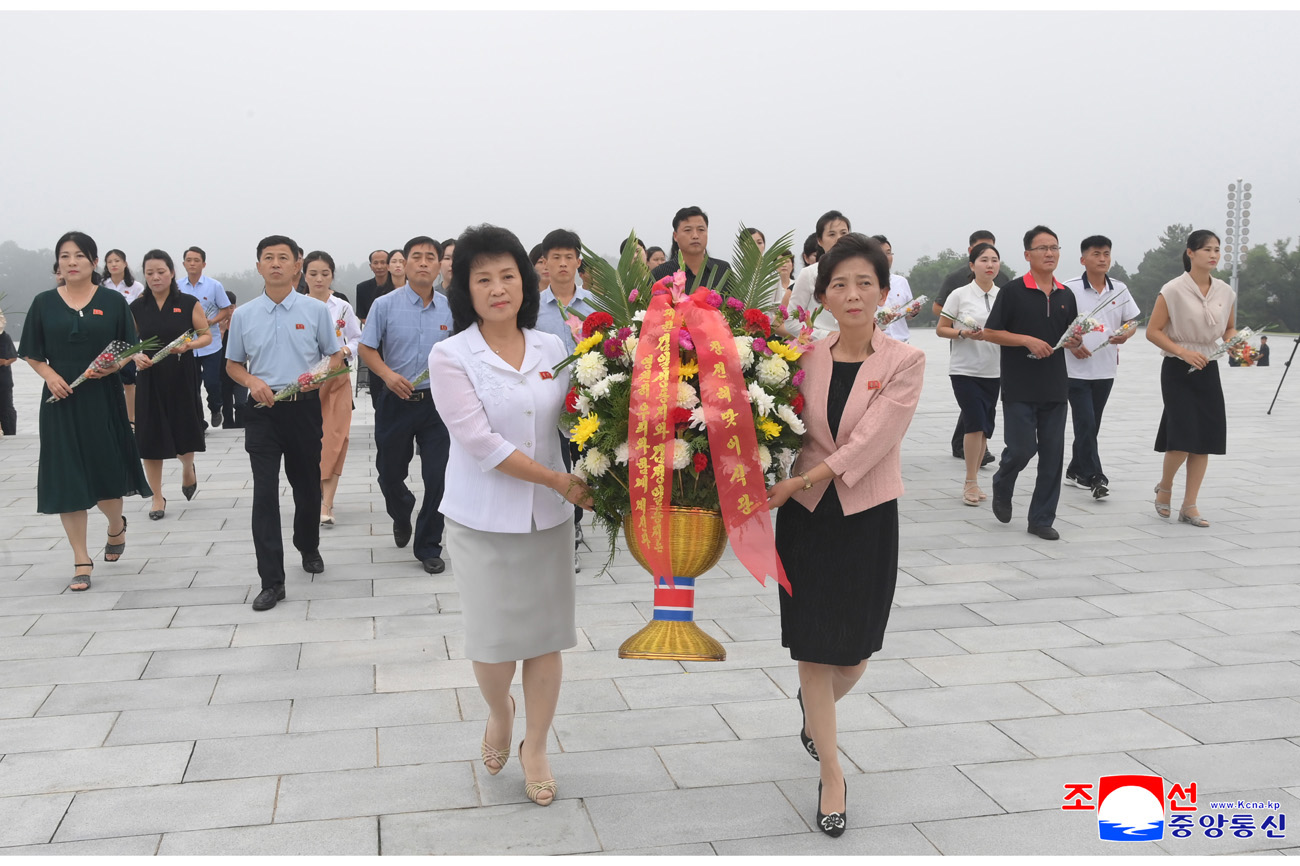 Floral tribute paid to great leaders Kim Il Sung and Kim Jong Il