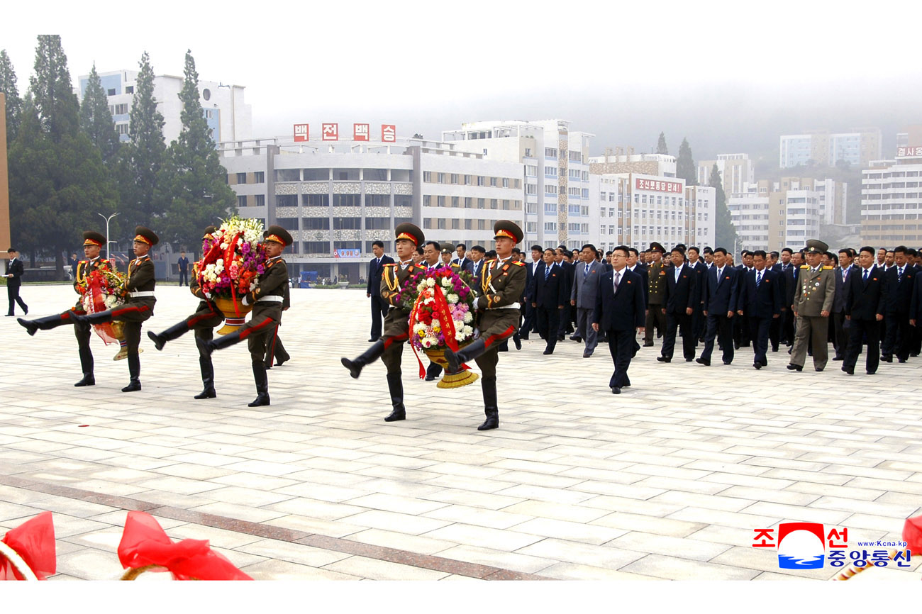 Floral tribute paid to great leaders Kim Il Sung and Kim Jong Il